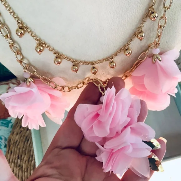 LILLY PULITZER NECKLACE 🩷 CASCADING PETALS- SOFT PINK TROPICS NECKLACE/GOLD - Picture 4 of 15
